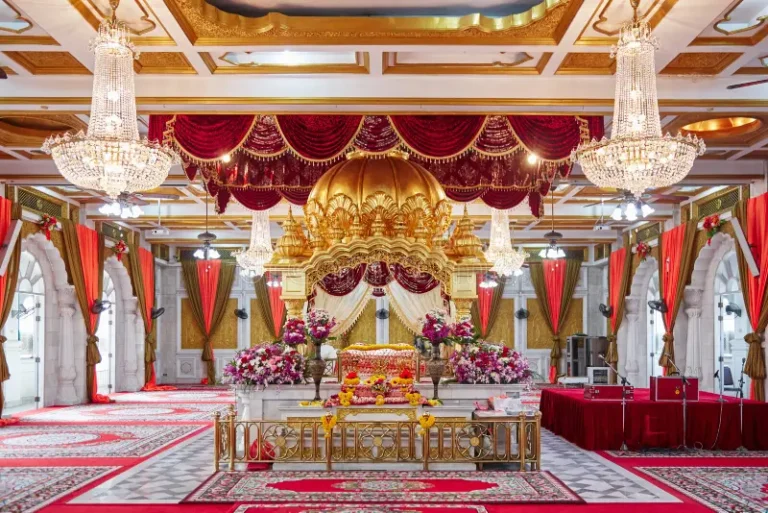 bangkok-thailand-december-beautiful-interior-sikh-temple-gudwara-sri-guru-sing-saba-altar-golden-color-red-117013510